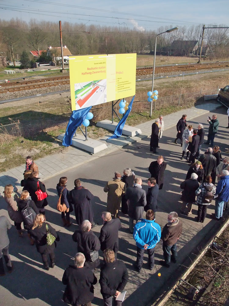 Overzicht bij de officiele starthandeling van de bouw van het station Halfweg-Zwanenburg