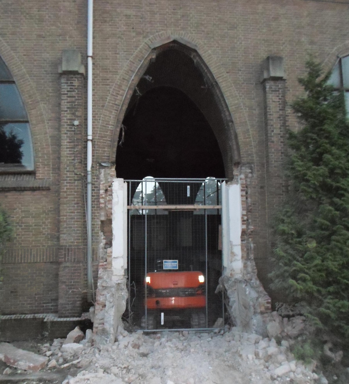 OLVG-kerk begin sloop, zijkant gebouw (linker deel verdwijnt)