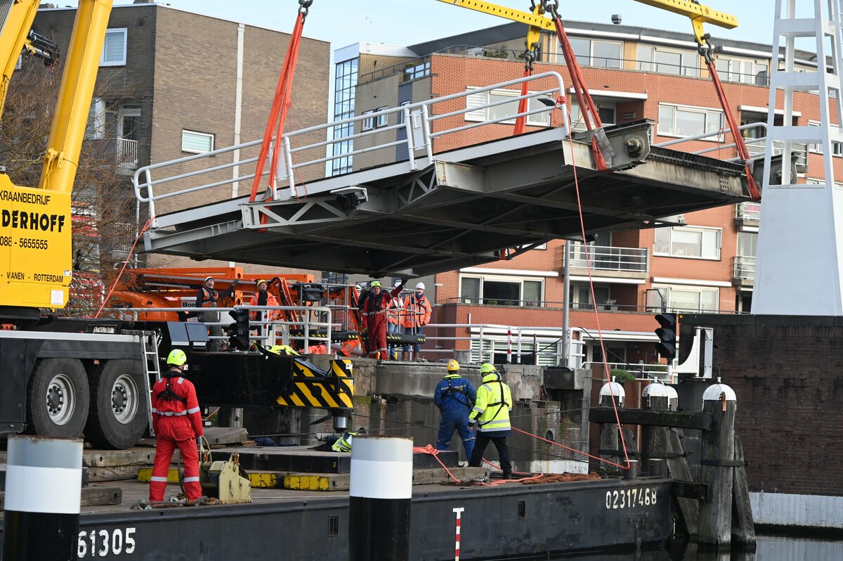 Het brugdek wordt er uit getild